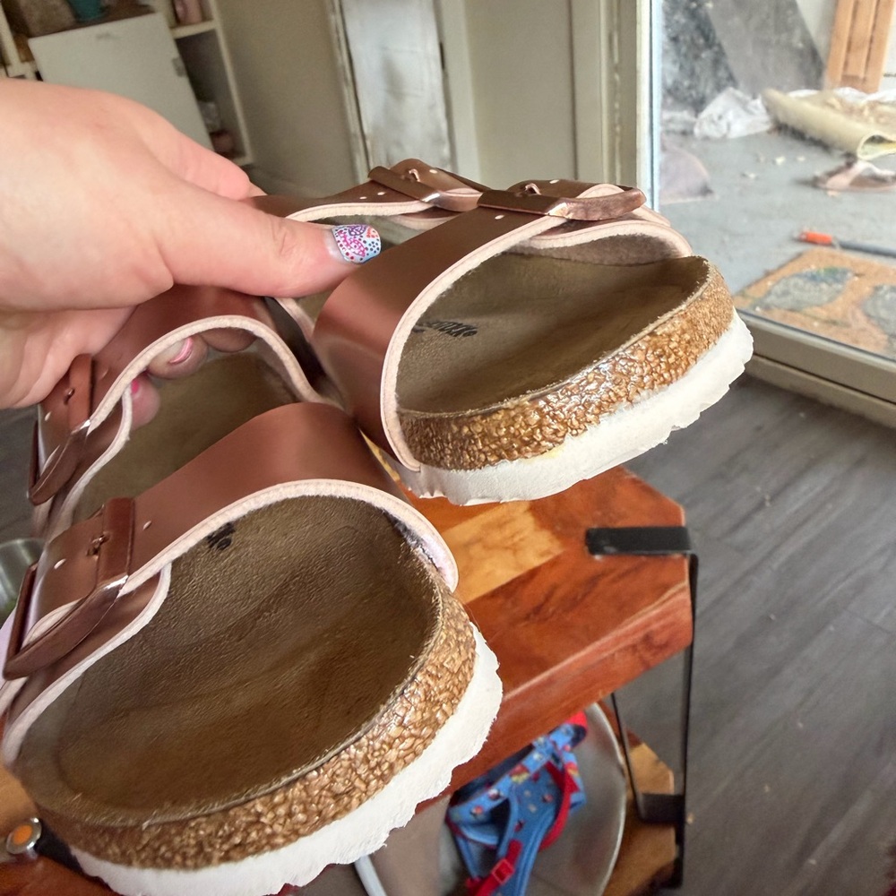 Birkenstock Kids Sandals in Metallic Rose Cold and Tan EU Size 34 NWOT - Picture 5 of 8